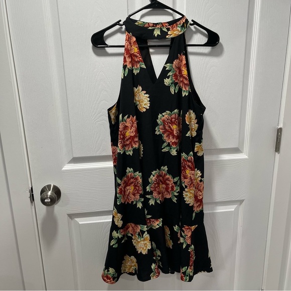 Entro Halter Neck Flowy Top Black Floral V Neckline Collared M - Picture 7 of 9